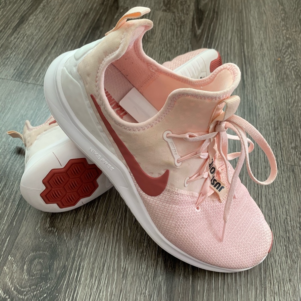 Nike Free TR 8 in Echo Pink/Light Redwood